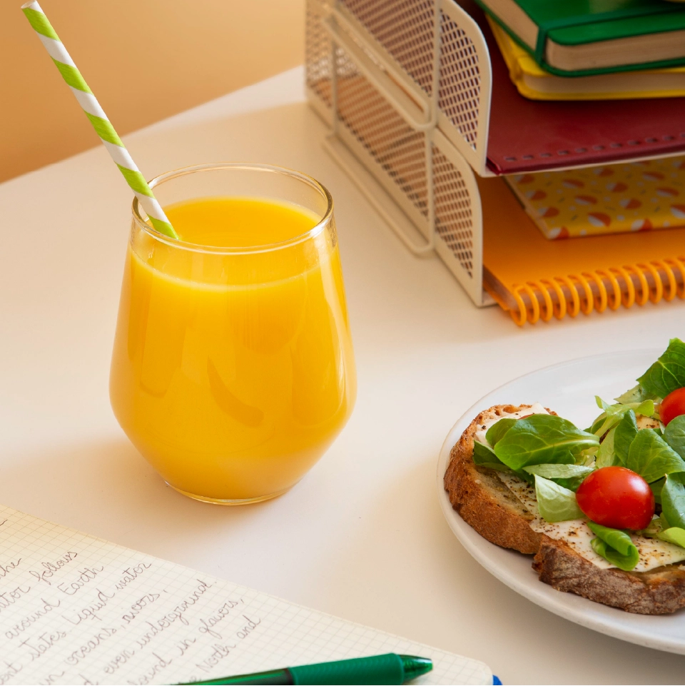 Desayuno saludable con vaso de jugo Dairyco
