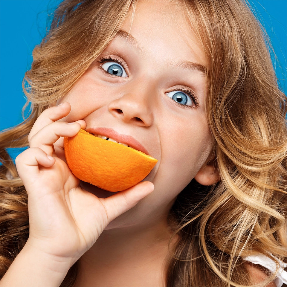 Niña disfrutando jugo de naranja